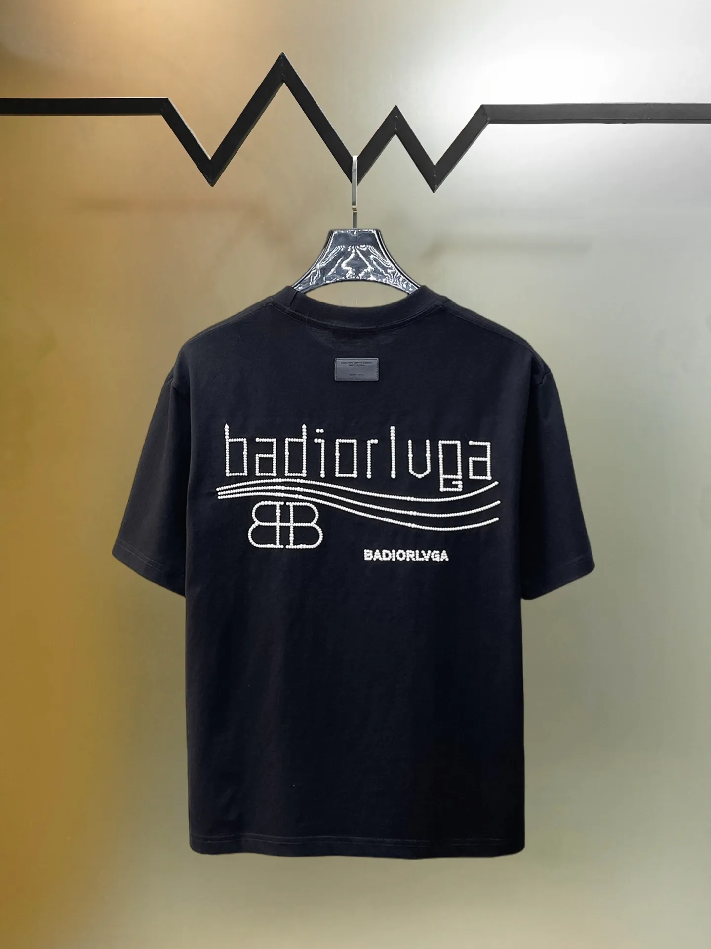 Balenciaga's high-end top-quality products 🐮2026 Spring and Summer New Arrival first counter, the latest New Arrival short-sleeved round neck T-shirt, Premium customized design, avant-garde and fashionable! Brand logo heavy craftsmanship design Premium customized 260g fabric. Soft to the touch. Comfortable to wear. Counter-level exquisite stitching. Fine workmanship. The upper body effect is incomparably handsome! A must-have item for men and women with the same style! Sizes: S~XXL When placing an order, please state your height and weight. The maximum wearing size is 210 pounds (one size larger)